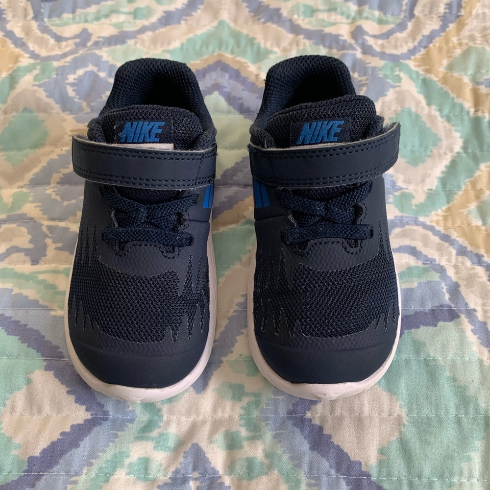 Nike toddler shoes size 7